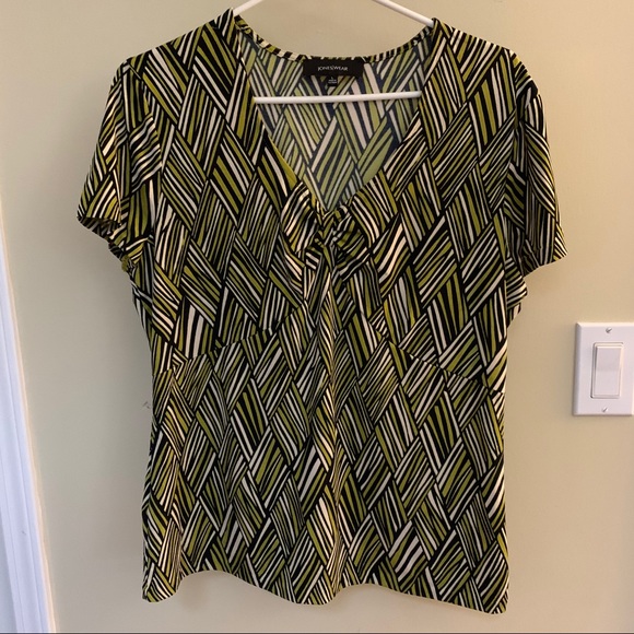 2/$30 Jones Wear Lime Green Top - Picture 1 of 5